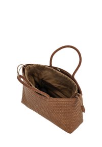 Bruine geweven handtas met een gestructureerd buitenoppervlak, dubbele handvatten en een ruime, effen bruine binnenkant met een ritssluitingvak.