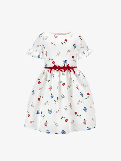 Fehér virágmintás ruha rövid puffasztott ujjakban, piros szalag derékpánttal. Színes virágmintákkal díszítve az egész ruhán.