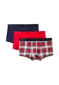 Tři páry pánských boxerů: tmavě modré, jednobarevné červené a červené káro s modrými a bílými akcenty, s elastickým pasem s logem značky.