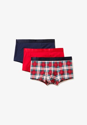 Drie paar herenboxershorts: donkerblauw, effen rood en rood geruit met blauwe en witte accenten, voorzien van elastische taillebanden met branding.