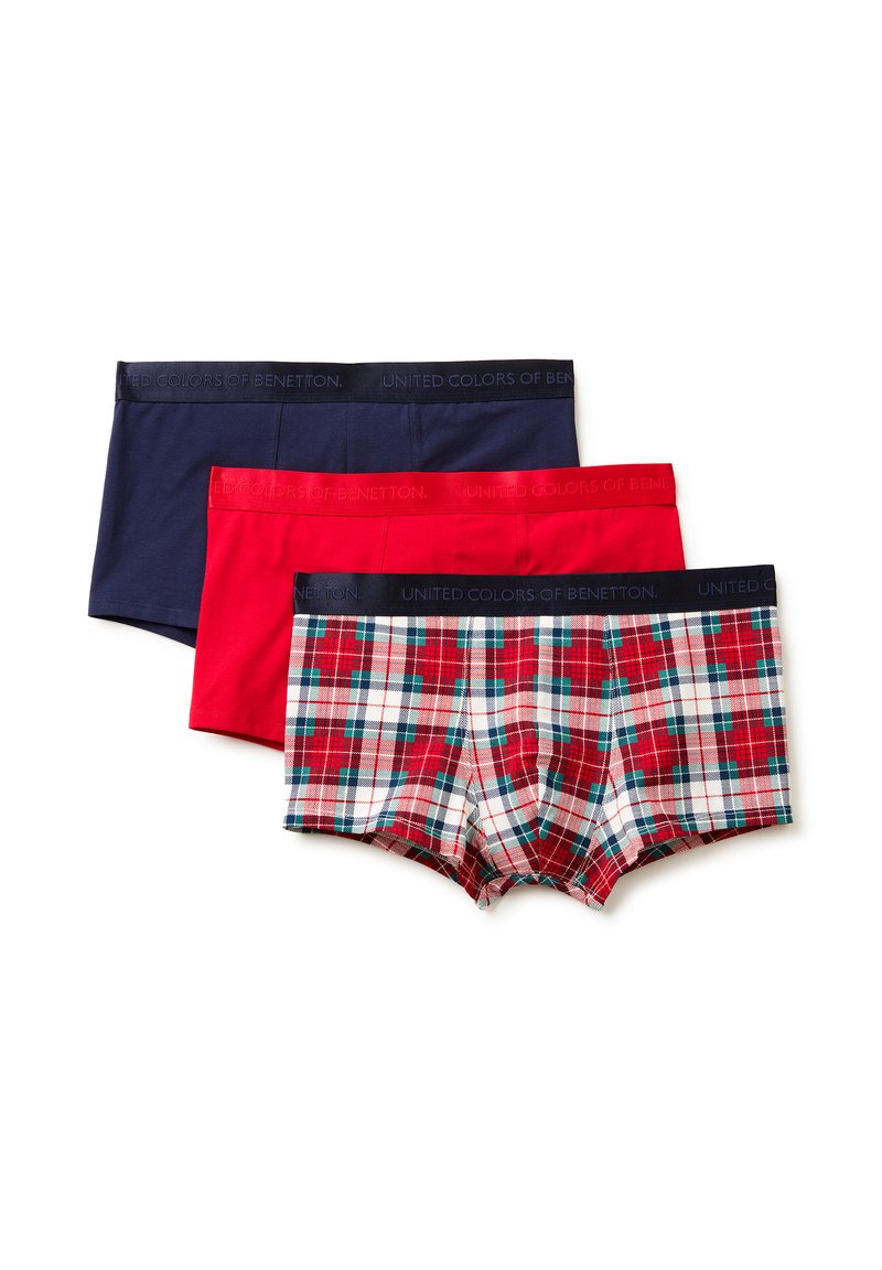 Tři páry pánských boxerů: tmavě modré, jednobarevné červené a červené káro s modrými a bílými akcenty, s elastickým pasem s logem značky.