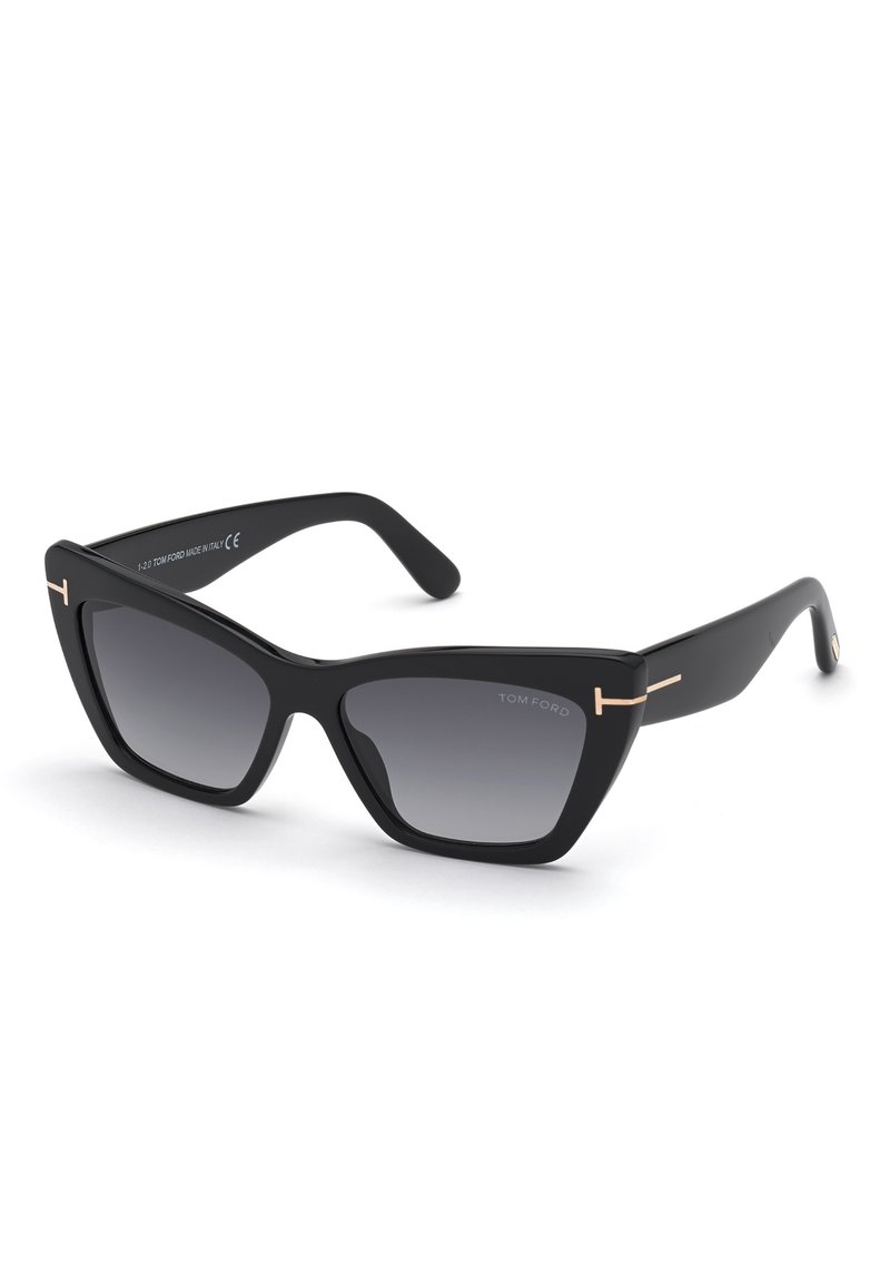 Gafas de sol cat-eye negras con lentes de degradado, con un acabado mate y detalles metálicos dorados en las patillas.
