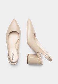 Talons slingback en cuir beige avec un bout pointu, dotés d'un talon carré et d'un détail de boucle en argent pour un ajustement réglable.