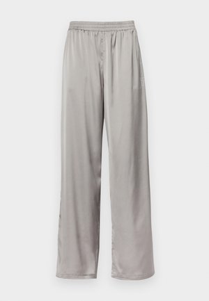 Pantalons larges gris clair en tissu lisse et soyeux. Présentent une taille élastique et un subtil logo brodé sur le côté.
