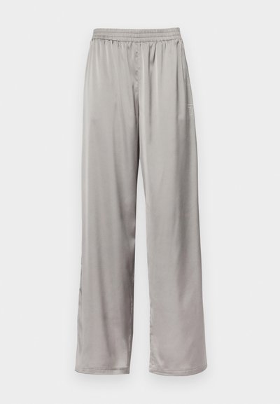 Lichtgrijze, rechte broek van gladde, zijden stof. Bevat een elastische tailleband en subtiele logo borduur op de zijkant.