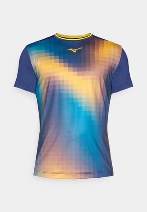 T-shirt sportivo a maniche corte in gradiente blu, arancione e giallo, caratterizzato da un motivo pixelato e un colletto rotondo con un bordo a contrasto.