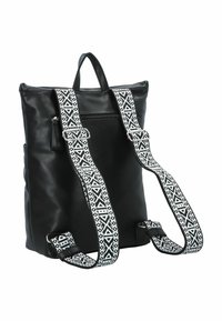 Zaino in pelle nera con tracolle decorative a motivi bianchi e neri, maniglia superiore e una tasca frontale con zip per riporre oggetti. Tracolle regolabili.