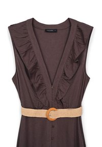 Abito marrone senza maniche con scollatura a V profonda; presenta volant lungo il collo e una cintura intrecciata beige con una fibbia circolare.