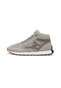 Sneaker alte con una tomaia in suede grigio, con accenti grigi morbidi, suola nera a contrasto e design con lacci.