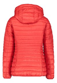 Doudoune rouge avec capuche, dotée d'un design matelassé, de coutures horizontales et de poignets élastiques. Matière légère à texture lisse.