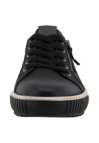 Mustat nahast sneakersid tekstuuriga viimistlusega, lame pael, hõbedased silmad ja kontrastne valge kummitald. Küljel nähtav tõmblukk.