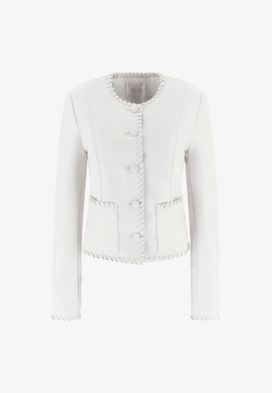 Giacca bianca aderente con scollo rotondo, cinque bottoni e dettagli cuciti lungo i bordi e le tasche per un tocco di texture in più.