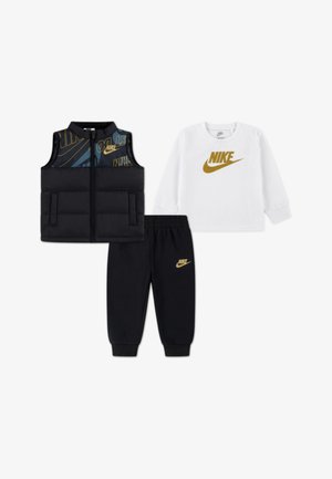Conjunto para crianças da Nike, apresentando um colete acolchoado preto com detalhes em azul, uma camisa de manga longa branca e calças de moletom pretas com logos dourados.