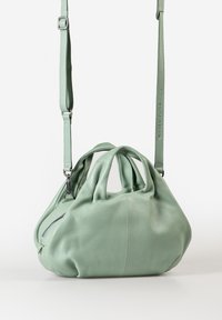 Groene leren handtas met een gestructureerd oppervlak, ronde vorm, twee handvatten aan de bovenkant en een verstelbare schouderband. Bevat een ritsvak aan de zijkant.