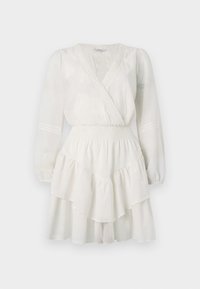 Abito bianco a strati con profonda scollatura a V, maniche lunghe e vita arricciata. Il tessuto sembra leggero e fluido.