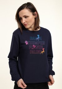 Sudadera azul marino con los personajes impresos "Bambi", "Thumper", "Flower" y "Faline" en texto colorido. Tejido suave, diseño de cuello redondo.