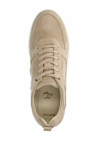 Sneaker in suede beige con punta tonda, design con lacci e lacci piatti. Presenta un marchio interno e un anello sul tallone per una facile indossabilità.