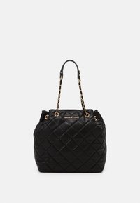 Mustekattu musta nahkalaukku kultasävyisillä yksityiskohdilla, jossa on kaksoiskahvat ja näkyvä logo edessä. Pehmeä, teksturoitu pinta.