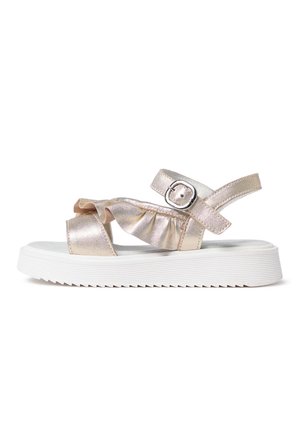 Sandale métallique rose pour enfants avec bride à volants, boucle argentée et semelle blanche épaisse à rainures.