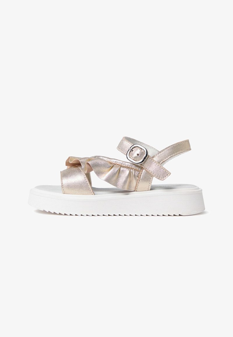 Sandale métallique rose pour enfants avec bride à volants, boucle argentée et semelle blanche épaisse à rainures.