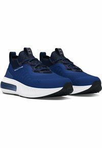 Blå atletiske sneakers med en tekstureret overdel, hvid mellemsål og sort ydersål. Har snørebånd og branding på tungen.