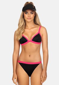 Czarny strój kąpielowy z różowymi akcentami; trójkątny stanik i niski dół; gładka faktura; zawiera czarny wizjer z logo.