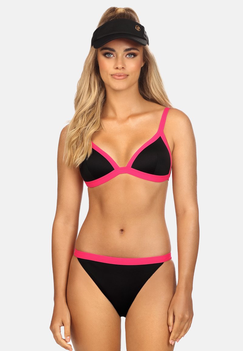 Czarny strój kąpielowy z różowymi akcentami; trójkątny stanik i niski dół; gładka faktura; zawiera czarny wizjer z logo.