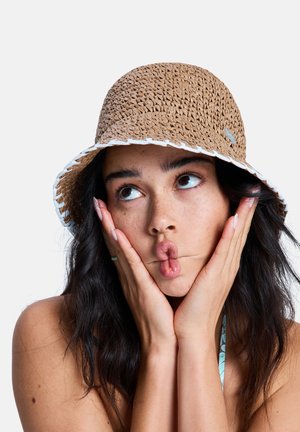 Brązowy pleciony kapelusz typu bucket z białą lamówką, o teksturowanym wzorze. Charakterystyczne detale szwu oraz małe logo po boku.