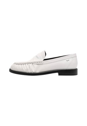 Hvid læderloafer med rynket front, lav sort hæl og slip-on design, vist i sideprofil på hvid baggrund.