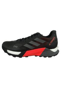 Czarne buty do biegania Terrex z siateczkową cholewką, czerwonymi i szarymi akcentami, teksturowaną podeszwą zewnętrzną oraz wyściółką w białym kolorze.