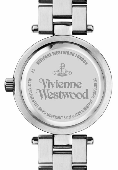 RVS horloge met een ronde wijzerplaat, zilverkleurige afwerking en een sluitingarmband. Achterkant gegraveerd met Vivienne Westwood branding en specificaties.