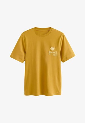 Mosterdgele T-shirt met korte mouwen en ronde hals met de tekst "Sundance Valley 1999 California Scoop" en een stergrafiek op de linkerborst.
