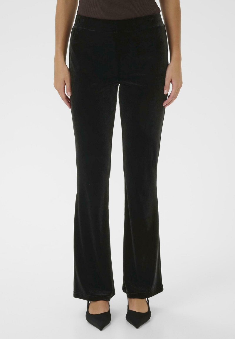Pantalons noirs évasés en velours doux avec une texture lisse et un éclat subtil. Dotés d'une taille ajustée et d'une longueur standard.