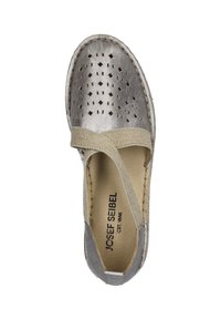 Metaliczne srebrne buty slip-on z perforowanym wzorem, elastycznym paskiem i beżową wkładką. Szyte krawędzie i zaokrąglony kształt noska.