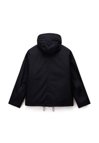 Czarna kurtka z kapturem i długimi rękawami, regulowanymi sznurkami u dołu oraz małą okrągłą łatką na lewym rękawie, widziana od tyłu.