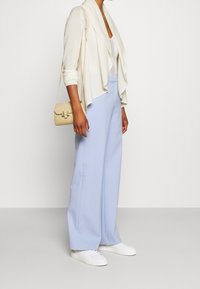 Repeat Neuletakki - off-white