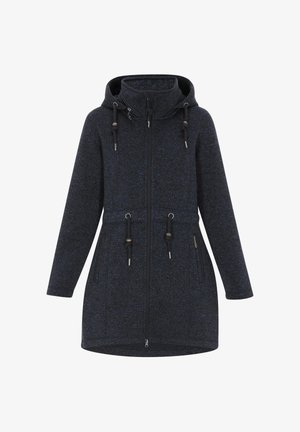 Tmavomodrý, textúrovaný dlhý kabát s vysokým golierom, nastaviteľnými šnúrkami, predným zipsom a bočnými vreckami; vyrobený z mäkkého pleteného materiálu.