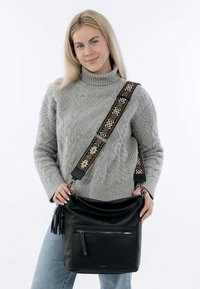 Emily & Noah DARLEEN - Soma ar siksnu pāri ķermenim - black