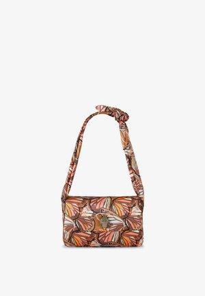 Sac d'épaule avec sangle nouée, recouvert d'un motif d'ailes de papillon orange et marron, doté d'une fermeture décorative métallique en forme de main sur le rabat avant.