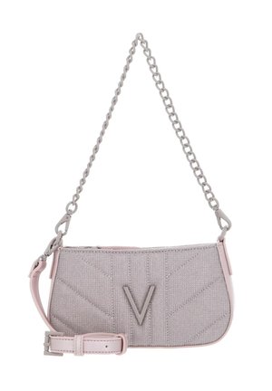 Borsa rosa chiaro con una texture trapuntata, caratterizzata da una tracolla a catena argento, una tracolla in pelle staccabile e un vistoso logo a V.