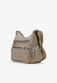 Bolso cruzado de nylon beige con múltiples bolsillos con cremallera, textura acolchada y correa ajustable. Acabado suave con un discreto patrón de corazones.