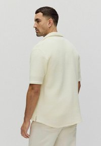Dobber TOM OVERSIZED STRUCTURE POLO SHIRT - Skjorter - off white