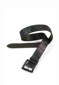 Cinturón de cuero negro con acabado iridiscente, que presenta una hebilla cuadrada adornada con piedras preciosas negras, creando un aspecto texturizado y reflectante.