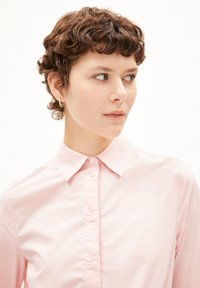 Roze overhemd met knoopsluiting en kraag, gemaakt van een zachte stof, met een strak ontwerp en subtiele glans. Klassieke pasvorm zonder zichtbare patronen.