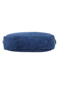 Blå mockakudde med en rundad rektangulär form, mjuk textur och subtila sömnadsdetaljer längs kanterna. Accenter inkluderar små metallbeslag.