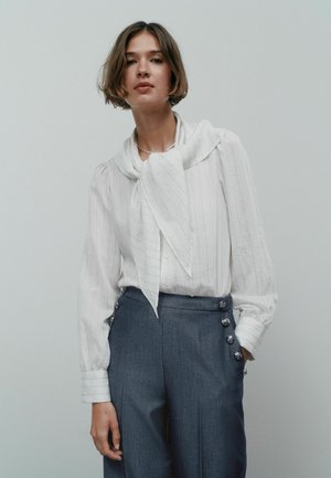 REGULAR FIT - LONG SLEEVE BLOUSE WITH NECK SCARF DETAIL   - Blúzka so zapínaním na gombíky - ecru pinstripe