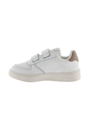 Baskets blanches avec une tige en cuir lisse, deux bandes Velcro, des accents beige clair au niveau du talon et une semelle en caoutchouc texturé.