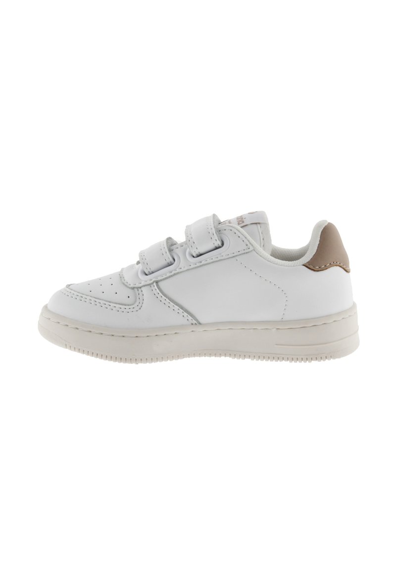 Weißer Sneaker mit einem glatten Lederobermaterial, zwei Klettverschlüssen, hellbeigen Akzenten an der Ferse und einer strukturierten Gummisohle.