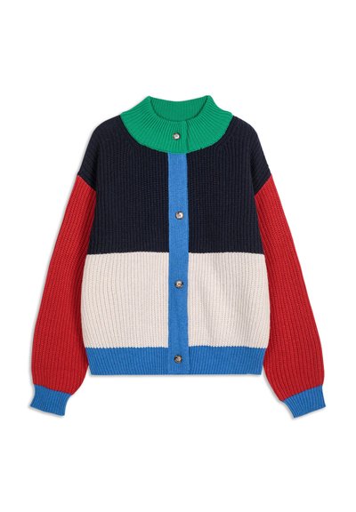 Värgablockerad cardigan med grön krage, marinblå ärmar, röda och blå accenter samt en ribbad textur med knäppningar framtill.