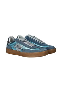 Blauwe en turquoise sneakers van suede en satijn materialen, met zilveren accenten, textuurveters en een bruine rubberen zool. Kenmerkt zich door het logo op de zijkant.